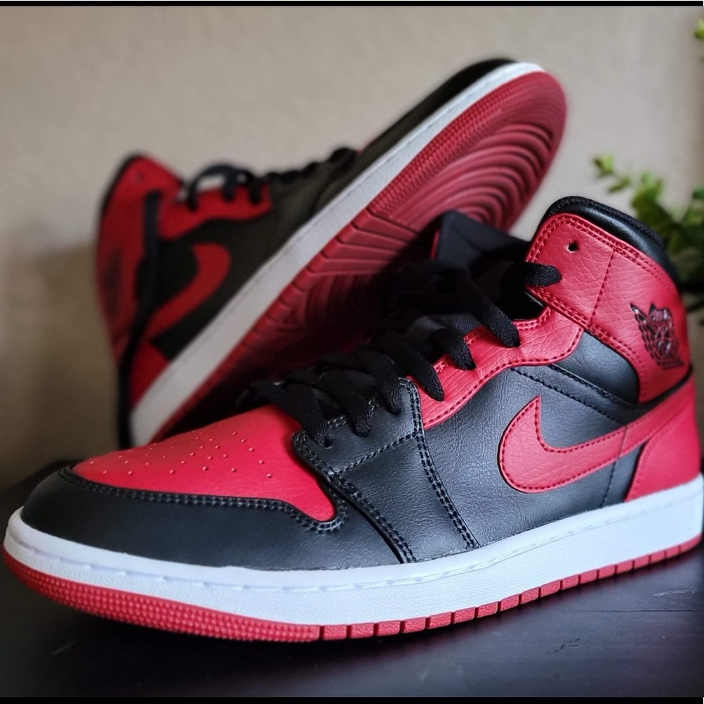 Nike Men's Black and Red High-Top Sneakers
